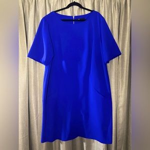 This  Leslie Faye relaxed fit dress has front pockets.